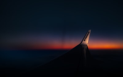 日落时的白色机翼
